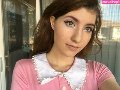 Elizabeth Reed [ elizabeth-reed ] - I live by a strict “no clothes in the house“ policy