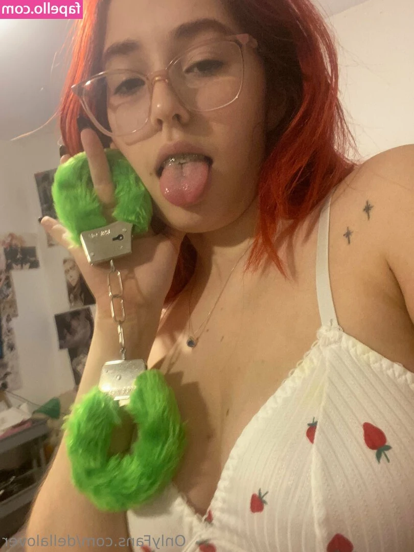 Dellalover - I think my feet are so cute don't you wanna be under them? 👀