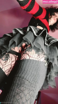 doxxxie - being dominated by 2 women making me suck the toes like dicks full hd