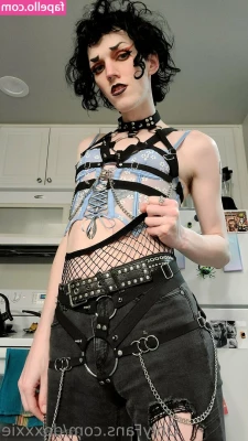 doxxxie - Enough of wasting time. DM YOUR QUEEN RIGHT NOW