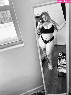 victoriajfree - didn’t want to wait any longer to show off my new buttplug
