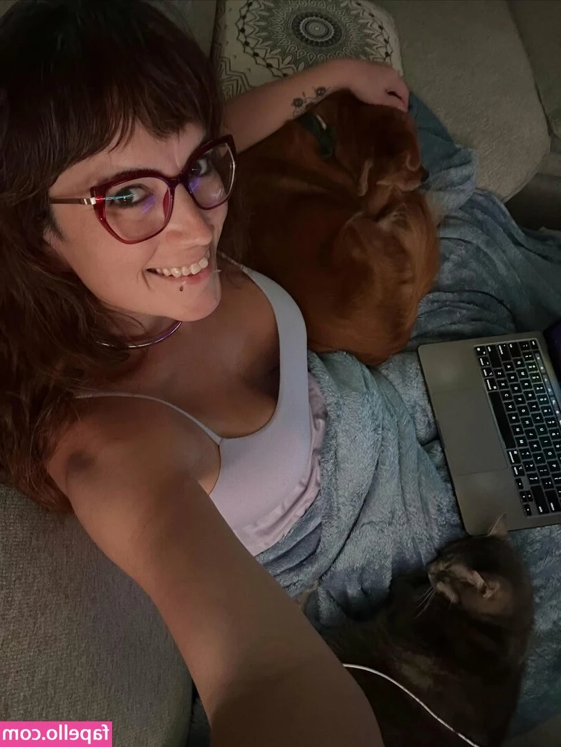 AndreaOfATX - Hi, I'm sitting on the floor and thinking if I'm alone in my head or