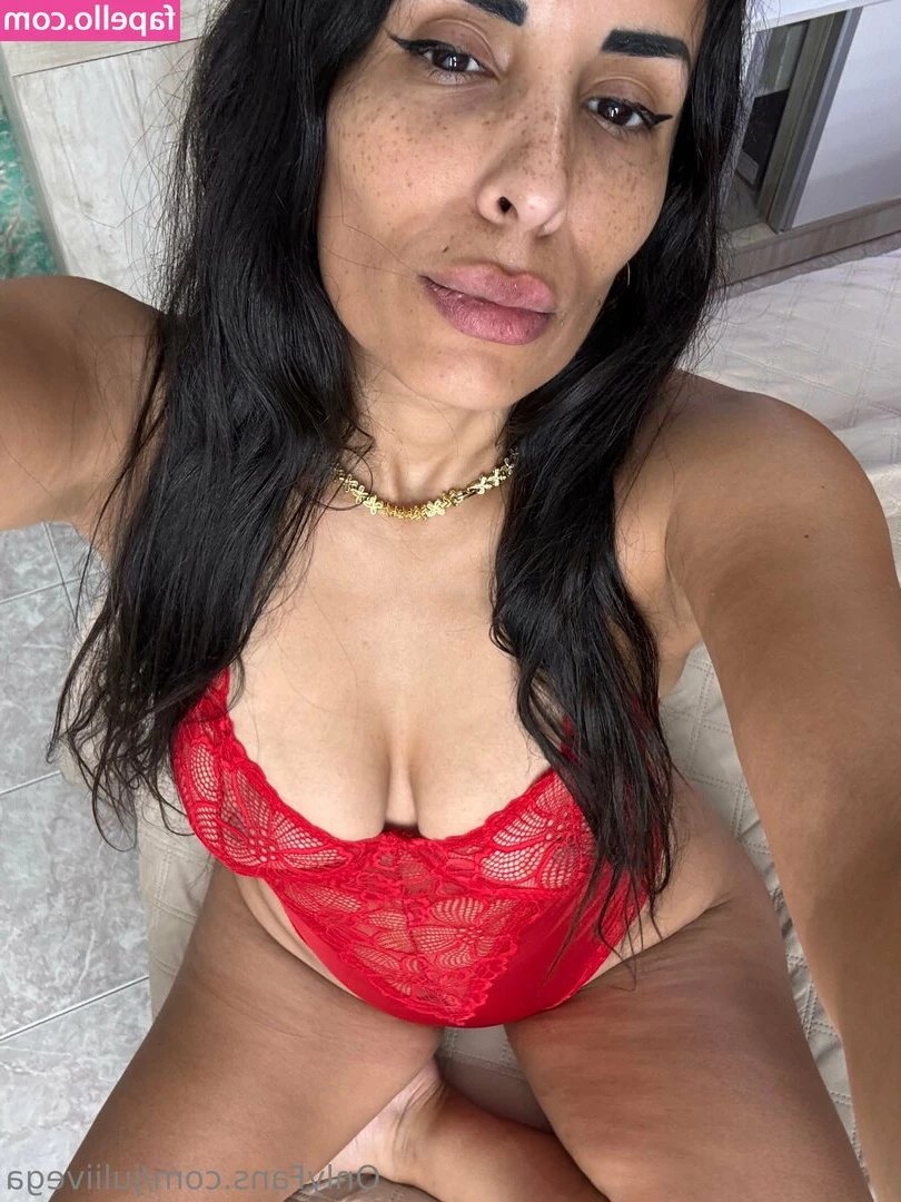 juliivega - In the mood to play a fun game today with potentially some realllllly