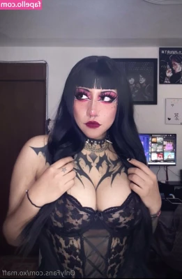 xo.maff [ xo-maff ] - Dancing Naked By the Christmas Tree is FUN 🤩