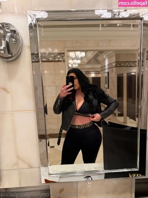 laughinglatina - Unlock to see my 😻