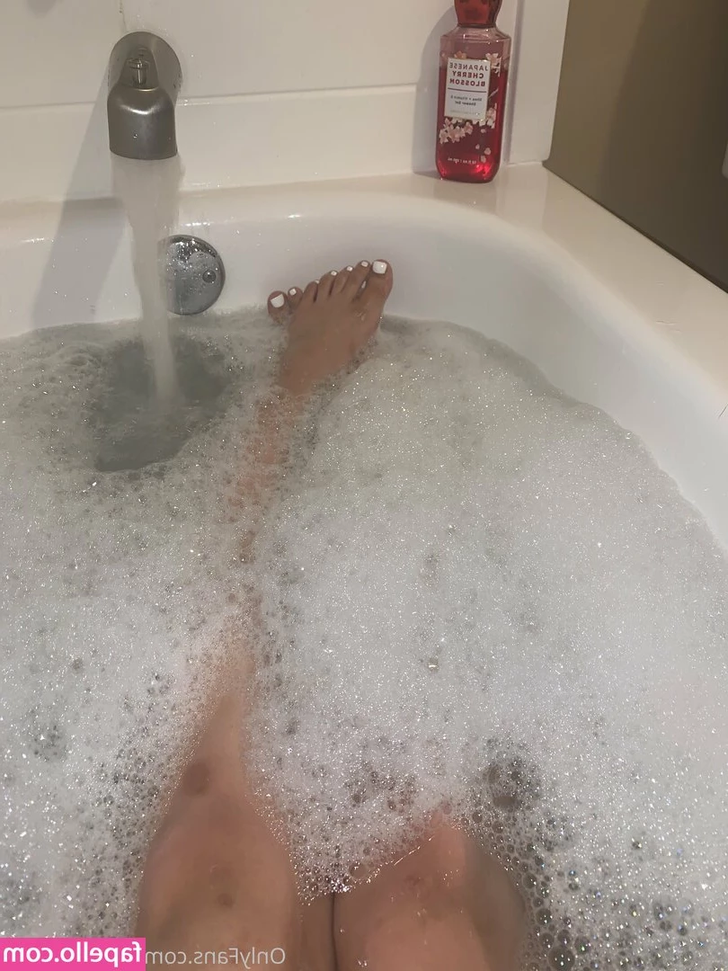 royale_atbest [ royale-atbest ] - Post workout sweaty pics 😈💦 Would you like to shower with me?