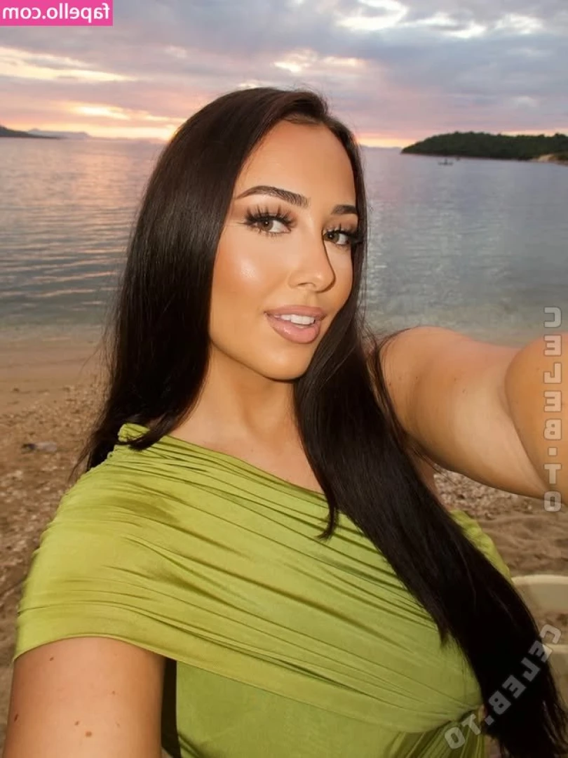 Laetitiaconstantina - No panties under the fishnets 😏🤫