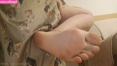 ollyfetish - Worship my middle finger 💋  I’m filming today. What clips do you