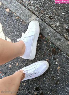 ollyfetish - Who doesn t love a soft rug    feels so good between my toes