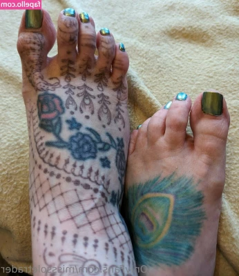 misssoletrader - Cum on toes! This is an old video I found on Pornhub for sale. I