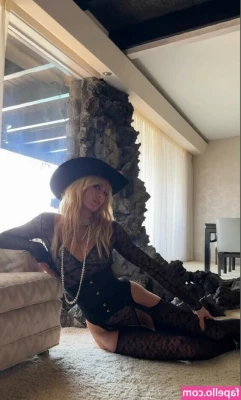 Paris Hilton [ paris-hilton ] - stop