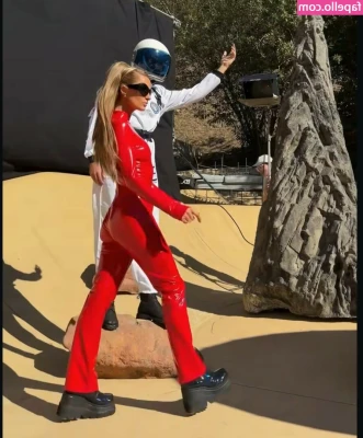 Paris Hilton [ paris-hilton ] - I answer messages 24/7,   Tips always get you seen promptly and make