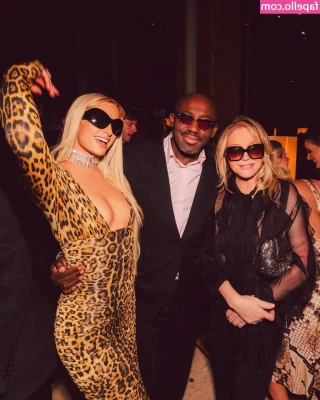 Paris Hilton [ paris-hilton ] - pretty titty princess    7 photos