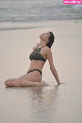 Isabeli Fontana [ isabeli-fontana ] - I guess I tied it too tight.🥺 Can you help me get it off?😏