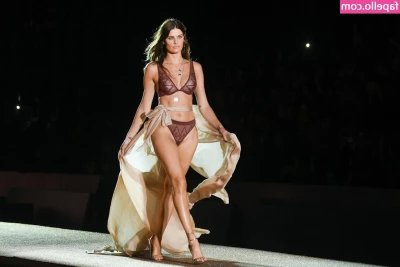 Isabeli Fontana [ isabeli-fontana ] - Have a peek at my turtle