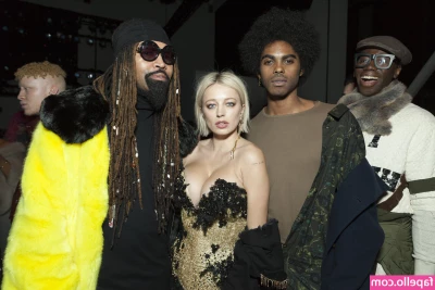 Caroline Vreeland [ caroline-vreeland ] - I wonder how many of these passing motorists are staring at my ass in