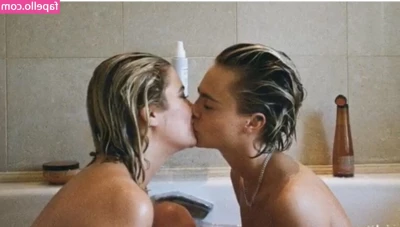 Cara Delevingne [ cara-delevingne ] - En la cama portarse mal  está permitido  Que jugaremos hoy