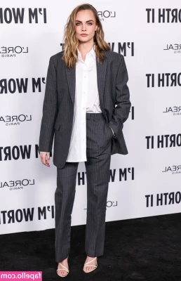 Cara Delevingne [ cara-delevingne ] - Hey guys I'm going live!