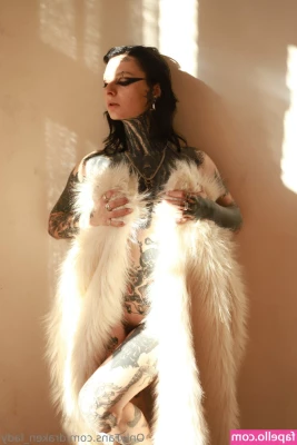 draken_lady [ draken-lady ] - Humpday Wednesday!! Who’s horny and ready to get your hump on with