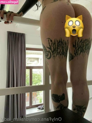 draken_lady [ draken-lady ] - I hid two surprises under my t-shirt, do you want to open the