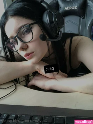 astrid.gothly [ astrid-gothly-3 ] - I’ll be doing a live show today around 2pm pst! Don’t forget the