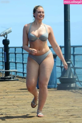 Iskra Lawrence [ iskra-lawrence ] - Hey  I am very bored today  I would like to talk to someone and have