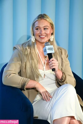 Iskra Lawrence [ iskra-lawrence ] - Who else gets this turned on by licking out ?