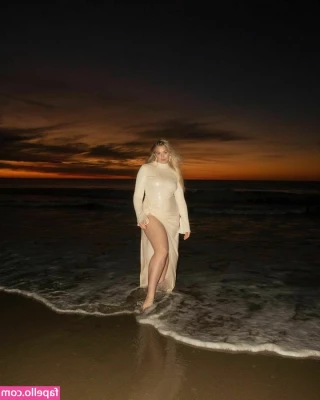Iskra Lawrence [ iskra-lawrence ] - Feliz día del trabajador!
