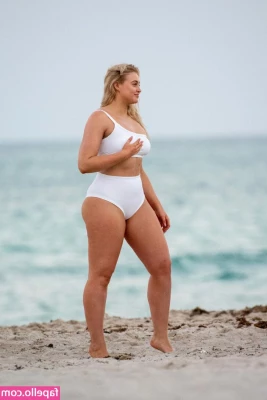 Iskra Lawrence [ iskra-lawrence ] - Comfy little sheepy 🐏