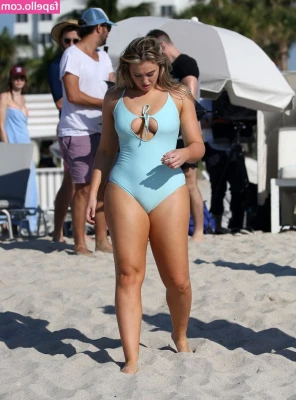 Iskra Lawrence [ iskra-lawrence ] - Play time 🖤