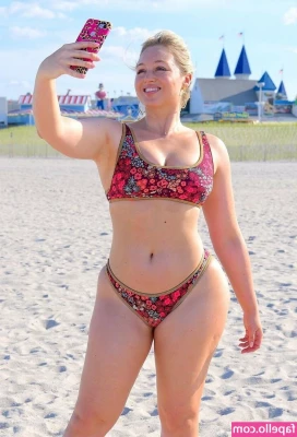 Iskra Lawrence [ iskra-lawrence ] - Thanks for the memories and bye bye 2022  Welcome 2023  let s move