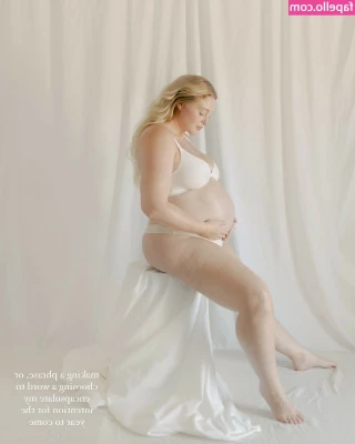 Iskra Lawrence [ iskra-lawrence ] - can I use you as chair? I need a place to drink my morning coffee