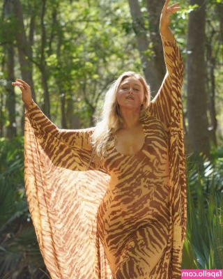 Iskra Lawrence [ iskra-lawrence ] - Sleeeeeepyyy