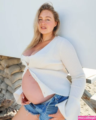 Iskra Lawrence [ iskra-lawrence ] - Do you want to see what s under my dress
