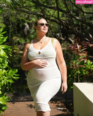 Iskra Lawrence [ iskra-lawrence ] - bouncy bouncy bounce 🫣