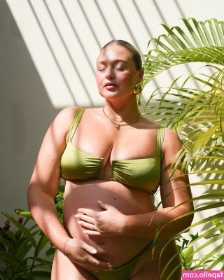 Iskra Lawrence [ iskra-lawrence ] - Just updated my birthday wishlist ❤️ My birthday is on the 4th of