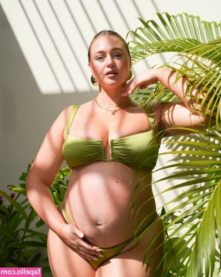 Iskra Lawrence [ iskra-lawrence ] - Too bad I don t have friends to collab with    fuckmefriday