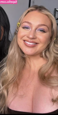 Iskra Lawrence [ iskra-lawrence ] - Scratching the plush