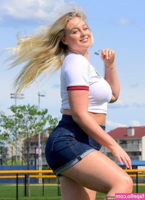 Iskra Lawrence [ iskra-lawrence ] - 又來到遊戲屋拍攝啦  這次是位龍舟隊小哥哥呢