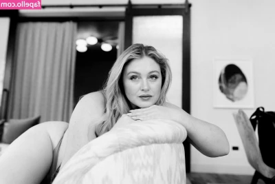 Iskra Lawrence [ iskra-lawrence ] - Pezinho