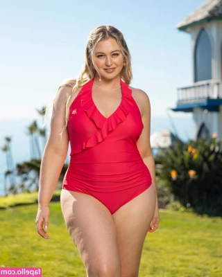 Iskra Lawrence [ iskra-lawrence ] - I saw this hole and got an idea See me fucking this door hole out of