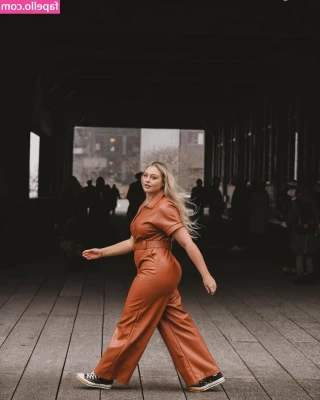 Iskra Lawrence [ iskra-lawrence ] - Hey y all   Come hangout with me