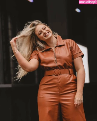 Iskra Lawrence [ iskra-lawrence ] - Look at how adorable my boyfriend and I are  being playful and chatty