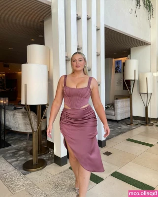 Iskra Lawrence [ iskra-lawrence ] - Love me in red