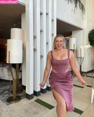 Iskra Lawrence [ iskra-lawrence ] - 🍾 Hope everyone is having a great FUCKING weekend so far 🍾