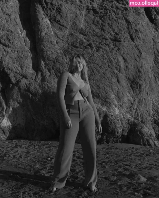 Iskra Lawrence [ iskra-lawrence ] - Pray to this photo