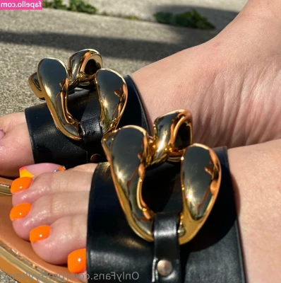 prettyyheelz - Because  boobs