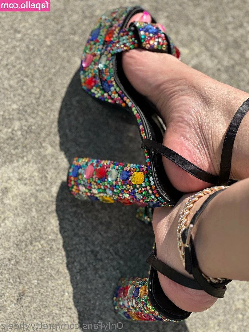 prettyyheelz - You feel so weak in my presence. As soon as you see me your dick gets