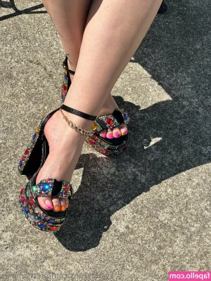 prettyyheelz - Happy Sunday babe🤍 don’t forget to keep working on yourself✨