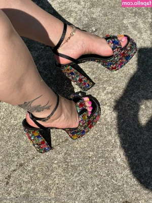 prettyyheelz - kinda horny rn 🥵 does anyone wanna cum chat with me? 🙈
